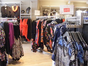 dymond-metal-shopfittings-for-ladies-fasion-retailer