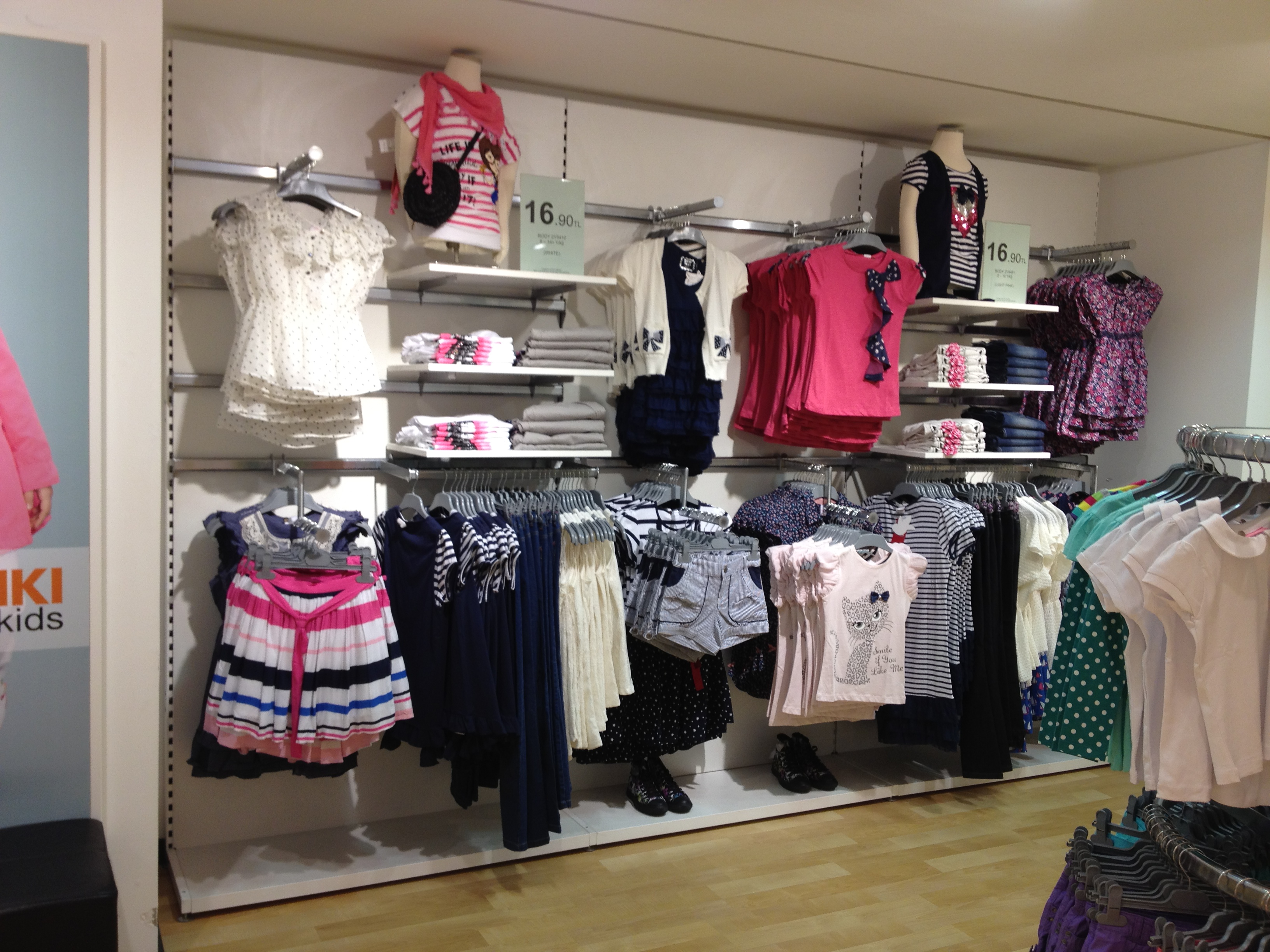 Dymond-Shopfittings-Wall-System-for-clothings